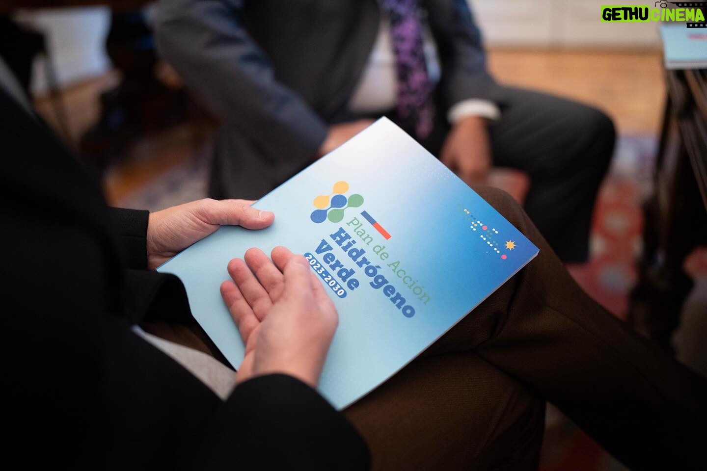 Gabriel Boric Instagram - Hoy junto al ministro Mario Marcel y @Diego.Pardow revisamos los lineamientos del Plan de Acción de Hidrógeno Verde 2023-2030, clave para las decisiones de inversión que se realizarán en el país durante esta década. Tenemos una gran oportunidad para ser líderes en esta industria de manera sostenible, con investigación científica y nuevos empleos de calidad. Avanzamos!