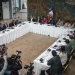 Gabriel Boric Instagram - Desde Los Andes sesionamos en un nuevo Gabinete Pro Crecimiento y Empleo junto a ministras y ministros, la delegada, @sofia.gonzco, el gobernador regional @rodrigomundaca2021 y representantes de empresas de la zona para revisar proyectos públicos y privados que son claves para la región, porque una de las prioridades del Gobierno, además de la seguridad ciudadana y social, es la recuperación de nuestra economía. En concreto, son 32 proyectos que esperamos destrabar en la Región de Valparaíso. Entre ellos, la optimización de la operación minera de Codelco Andina, el Hospital Provincial de Marga Marga, la reposición de los Cesfam en Putaendo y El Quisco, el Servicio Médico Legal en Quillota - La Calera, entre otros. También revisamos proyectos de infraestructura en educación, transporte y vivienda. Los índices positivos que hemos conocido en las últimas semanas, reafirman que el trabajo serio y responsable trae buenos resultados y este gabinete también es parte de ese trabajo y estoy seguro que Chile va a seguir creciendo más y mejor este 2024.