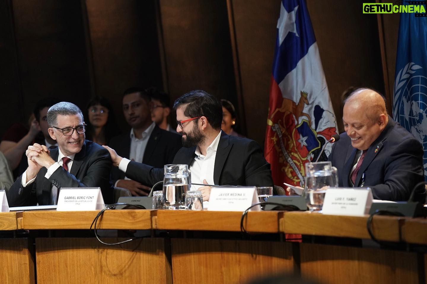Gabriel Boric Instagram - Hoy participé de la Tercera Conferencia de las Partes del Acuerdo de Escazú COP 3. Espacio tremendamente importante al ser el único tratado ambiental que tenemos como pueblos hermanos de Latinoamérica y el Caribe, y con disposiciones en favor de quienes defienden el medio ambiente, lo que lo convierte en un ejemplo de cooperación y multilateralismo. Espero que esta instancia sea una oportunidad para reafirmar nuestro compromiso con la mejor implementación del Acuerdo de Escazú y con seguir construyendo un futuro próspero para nuestros países.