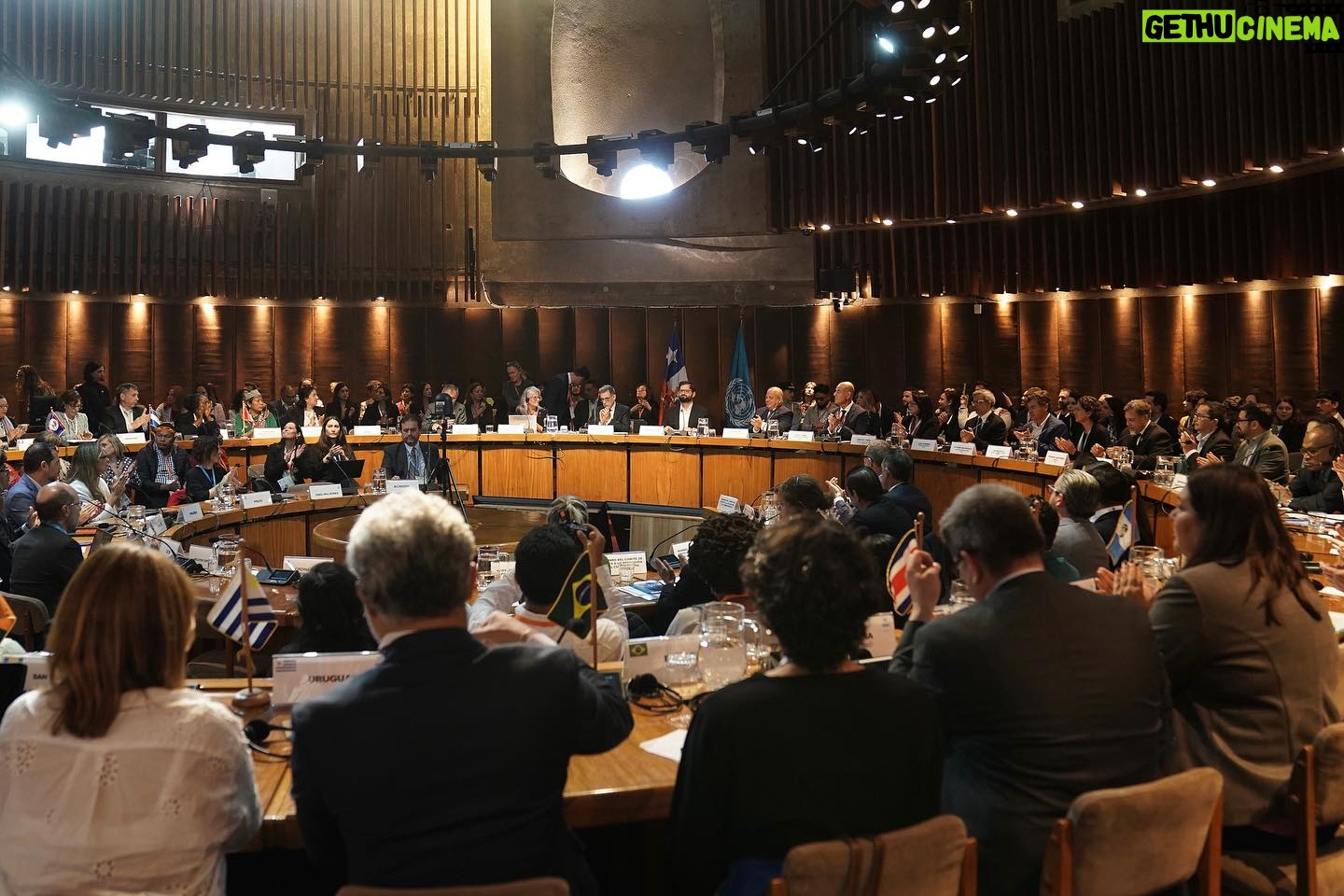 Gabriel Boric Instagram - Hoy participé de la Tercera Conferencia de las Partes del Acuerdo de Escazú COP 3. Espacio tremendamente importante al ser el único tratado ambiental que tenemos como pueblos hermanos de Latinoamérica y el Caribe, y con disposiciones en favor de quienes defienden el medio ambiente, lo que lo convierte en un ejemplo de cooperación y multilateralismo. Espero que esta instancia sea una oportunidad para reafirmar nuestro compromiso con la mejor implementación del Acuerdo de Escazú y con seguir construyendo un futuro próspero para nuestros países.