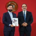 Gabriel Boric Instagram - Conmemoramos el primer aniversario de la Oficina del Banco de Desarrollo de América Latina y el Caribe (@AgendaCAF) en Chile, así como la presentación de la estrategia al 2026, elaborada en conjunto y que contiene:  ✔️Desarrollo Regional y Equitativo, en el que los gobernadores y gobiernos locales son fundamentales. ✔️Digitalización y conectividad, donde destaco el proyecto del Cable de Humbolt. ✔️Desarrollo de la agenda ambiental y climática. ✔️Transición hacia energías renovables. Como Gobierno seguimos trabajando para profundizar nuestras relaciones y contribuir a su consolidación como una institución que no sólo cuida y acrecienta su patrimonio, sino que se involucra y compromete con mejorar la calidad de vida de las y los latinoamericanos.