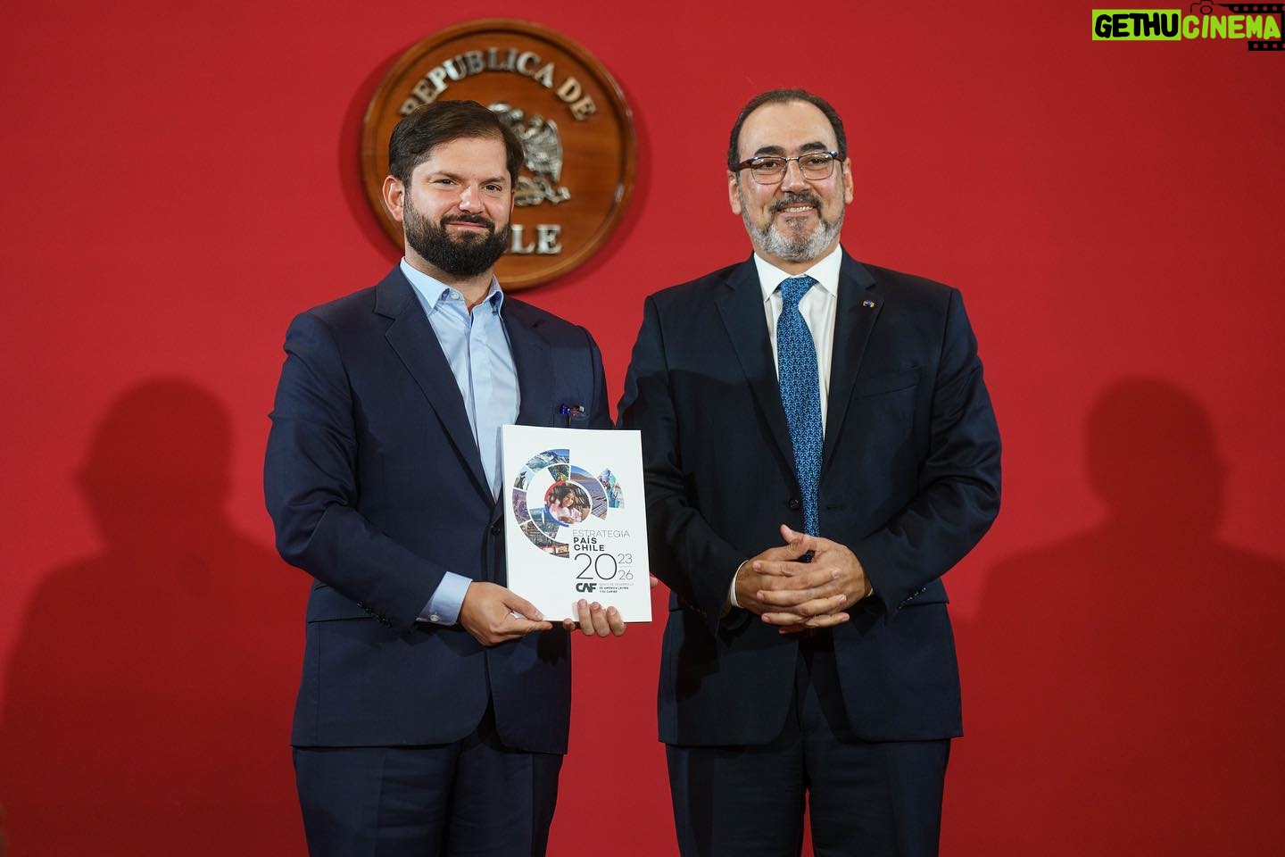 Gabriel Boric Instagram - Conmemoramos el primer aniversario de la Oficina del Banco de Desarrollo de América Latina y el Caribe (@AgendaCAF) en Chile, así como la presentación de la estrategia al 2026, elaborada en conjunto y que contiene:
✔️Desarrollo Regional y Equitativo, en el que los gobernadores y gobiernos locales son fundamentales. ✔️Digitalización y conectividad, donde destaco el proyecto del Cable de Humbolt. ✔️Desarrollo de la agenda ambiental y climática. ✔️Transición hacia energías renovables. Como Gobierno seguimos trabajando para profundizar nuestras relaciones y contribuir a su consolidación como una institución que no sólo cuida y acrecienta su patrimonio, sino que se involucra y compromete con mejorar la calidad de vida de las y los latinoamericanos.