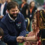 Gabriel Boric Instagram - Desde el Centro de Hipoterapia de Huechuraba, donde realizan un tremendo trabajo con el taller de rehabilitación municipal para niños y niñas TEA, conmemoramos el Día de la Concienciación del Autismo, una fecha muy importante que nos convoca a seguir avanzando en derechos de las personas con condición del espectro autista. Gracias a María, mamá de Fernando, que como tantas mujeres cuidadoras se la juegan para visibilizar y luchar por los derechos de sus hijos e hijas TEA. Hace un año, promulgamos la Ley TEA, dando un tremendo paso como Estado y sociedad en inclusión. Hoy trabajamos firmes para garantizar el derecho a la igualdad de oportunidades y eliminar cualquier forma de discriminación hacia las personas con autismo. Por ustedes, seguimos en este camino para que puedan ejercer una vida digna y feliz.