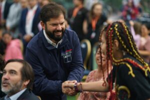 Gabriel Boric Instagram - Desde el Centro de Hipoterapia de Huechuraba, donde realizan un tremendo trabajo con el taller de rehabilitación municipal para niños y niñas TEA, conmemoramos el Día de la Concienciación del Autismo, una fecha muy importante que nos convoca a seguir avanzando en derechos de las personas con condición del espectro autista. 

Gracias a María, mamá de Fernando, que como tantas mujeres cuidadoras se la juegan para visibilizar y luchar por los derechos de sus hijos e hijas TEA. 

Hace un año, promulgamos la Ley TEA, dando un tremendo paso como Estado y sociedad en inclusión. Hoy trabajamos firmes para garantizar el derecho a la igualdad de oportunidades y eliminar cualquier forma de discriminación hacia las personas con autismo. Por ustedes, seguimos en este camino para que puedan ejercer una vida digna y feliz.