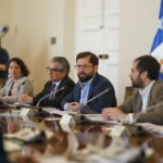 Gabriel Boric Instagram - Conmemoramos el primer aniversario de la Oficina del Banco de Desarrollo de América Latina y el Caribe (@AgendaCAF) en Chile, así como la presentación de la estrategia al 2026, elaborada en conjunto y que contiene:  ✔️Desarrollo Regional y Equitativo, en el que los gobernadores y gobiernos locales son fundamentales. ✔️Digitalización y conectividad, donde destaco el proyecto del Cable de Humbolt. ✔️Desarrollo de la agenda ambiental y climática. ✔️Transición hacia energías renovables. Como Gobierno seguimos trabajando para profundizar nuestras relaciones y contribuir a su consolidación como una institución que no sólo cuida y acrecienta su patrimonio, sino que se involucra y compromete con mejorar la calidad de vida de las y los latinoamericanos.