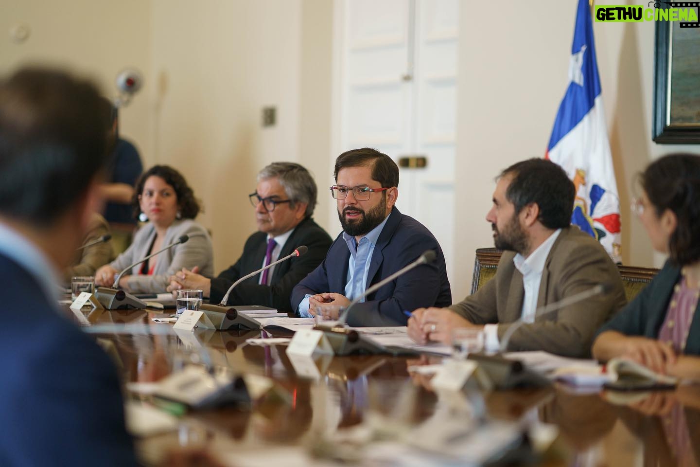 Gabriel Boric Instagram - Conmemoramos el primer aniversario de la Oficina del Banco de Desarrollo de América Latina y el Caribe (@AgendaCAF) en Chile, así como la presentación de la estrategia al 2026, elaborada en conjunto y que contiene:
✔️Desarrollo Regional y Equitativo, en el que los gobernadores y gobiernos locales son fundamentales. ✔️Digitalización y conectividad, donde destaco el proyecto del Cable de Humbolt. ✔️Desarrollo de la agenda ambiental y climática. ✔️Transición hacia energías renovables. Como Gobierno seguimos trabajando para profundizar nuestras relaciones y contribuir a su consolidación como una institución que no sólo cuida y acrecienta su patrimonio, sino que se involucra y compromete con mejorar la calidad de vida de las y los latinoamericanos.