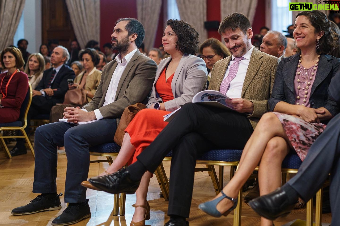 Gabriel Boric Instagram - Conmemoramos el primer aniversario de la Oficina del Banco de Desarrollo de América Latina y el Caribe (@AgendaCAF) en Chile, así como la presentación de la estrategia al 2026, elaborada en conjunto y que contiene:
✔️Desarrollo Regional y Equitativo, en el que los gobernadores y gobiernos locales son fundamentales. ✔️Digitalización y conectividad, donde destaco el proyecto del Cable de Humbolt. ✔️Desarrollo de la agenda ambiental y climática. ✔️Transición hacia energías renovables. Como Gobierno seguimos trabajando para profundizar nuestras relaciones y contribuir a su consolidación como una institución que no sólo cuida y acrecienta su patrimonio, sino que se involucra y compromete con mejorar la calidad de vida de las y los latinoamericanos.