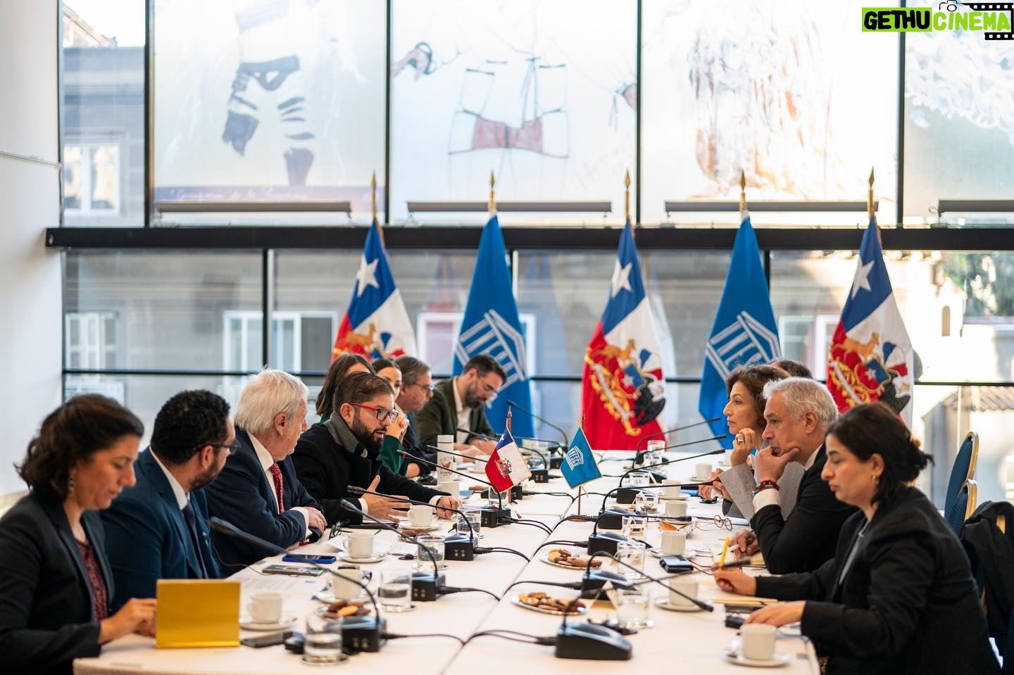 Gabriel Boric Instagram - En este Día Mundial de la Libertad de Prensa, @unesco nos plantea el desafío de pensar en una “prensa para el planeta” donde tenemos que enfrentar dos temas que confluyen: el de la protección de los defensores ambientales y el de la garantía al ejercicio del periodismo y la libertad de expresión. Sin libertad de expresión no hay democracia ni posibilidad de llevar luz a los fenómenos que amenazan nuestra convivencia, en lo local y en lo global. Por eso, este encuentro es tremendamente importante, valiente y necesario. Agradezco a @voceriadegobierno y @cancilleriachile por la organización y el gran trabajo que han realizado para que este evento sea posible.