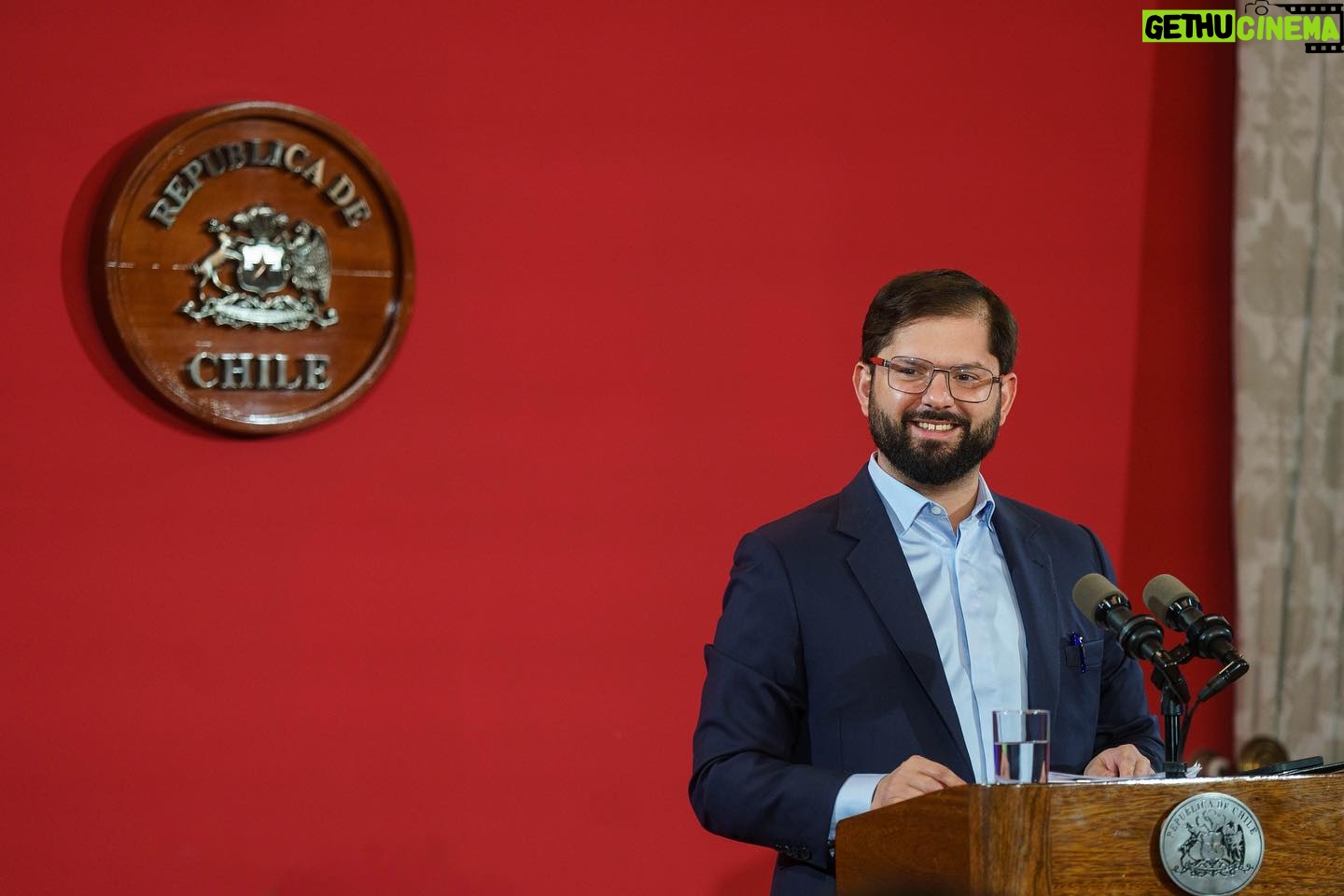 Gabriel Boric Instagram - Conmemoramos el primer aniversario de la Oficina del Banco de Desarrollo de América Latina y el Caribe (@AgendaCAF) en Chile, así como la presentación de la estrategia al 2026, elaborada en conjunto y que contiene:
✔️Desarrollo Regional y Equitativo, en el que los gobernadores y gobiernos locales son fundamentales. ✔️Digitalización y conectividad, donde destaco el proyecto del Cable de Humbolt. ✔️Desarrollo de la agenda ambiental y climática. ✔️Transición hacia energías renovables. Como Gobierno seguimos trabajando para profundizar nuestras relaciones y contribuir a su consolidación como una institución que no sólo cuida y acrecienta su patrimonio, sino que se involucra y compromete con mejorar la calidad de vida de las y los latinoamericanos.