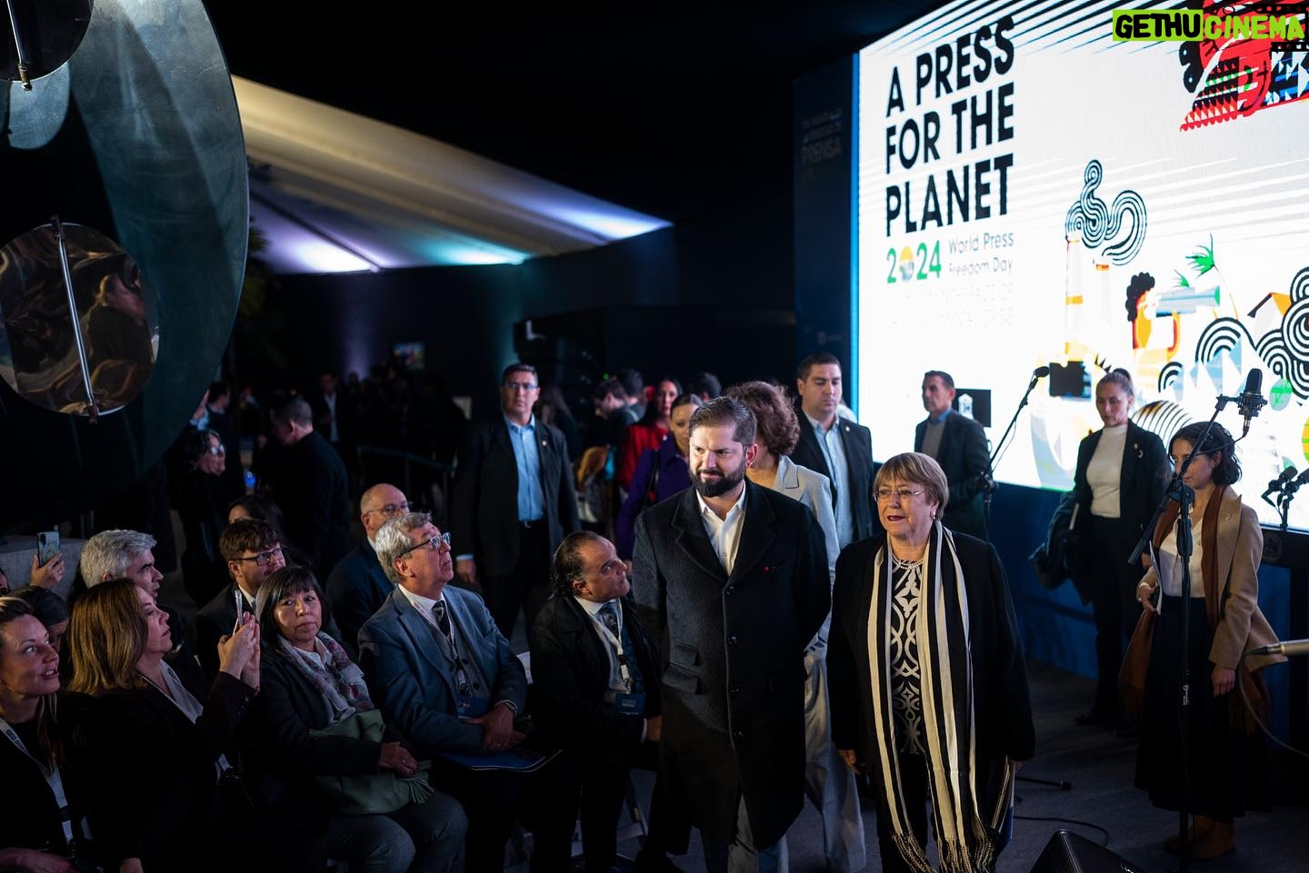 Gabriel Boric Instagram - En este Día Mundial de la Libertad de Prensa, @unesco nos plantea el desafío de pensar en una “prensa para el planeta” donde tenemos que enfrentar dos temas que confluyen: el de la protección de los defensores ambientales y el de la garantía al ejercicio del periodismo y la libertad de expresión. Sin libertad de expresión no hay democracia ni posibilidad de llevar luz a los fenómenos que amenazan nuestra convivencia, en lo local y en lo global. Por eso, este encuentro es tremendamente importante, valiente y necesario. Agradezco a @voceriadegobierno y @cancilleriachile por la organización y el gran trabajo que han realizado para que este evento sea posible.