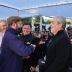 Gabriel Boric Instagram - Junto al ministro @carlosmontescisternas avanzamos en el Plan de Emergencia Habitacional y esta tarde entregamos 250 viviendas para familias de San Vicente de Tagua Tagua. Felicitaciones a los comités de vivienda por su empuje y persistencia, que esta vez rinde homenaje al exembajador Orlando Letelier, al bautizar la nueva villa con su nombre. Seguiremos trabajando junto a las comunidades porque una casa es mucho más que un techo, es certeza para construir un futuro mejor.