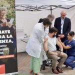 Gabriel Boric Instagram - Como Gobierno estamos preparándonos para el invierno haciendo un llamado, en especial a quienes son parte de los grupos de riesgo, a vacunarse contra la influenza y el Covid-19. Estas vacunas son completamente gratuitas para los grupos definidos, los que pueden revisar en mevacuno.cl. En paralelo, ya comenzamos la inmunización de recién nacidos y menores de seis meses con el nuevo medicamento Nirsevimab que evitará que lactantes no enfermen gravemente por el virus sincicial. La prevención es fundamental. Entre todas y todos nos cuidamos!