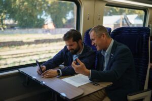 Gabriel Boric Instagram - Avanzamos con Trenes para Chile y hoy la celebración es doble, porque retomamos el tramo hasta Chillán y también volvemos con un servicio expreso y uno regular. Ambos disponibles para todos y todas desde mañana, jueves 18.

Los trenes son un orgullo para nuestro país y así como lo dijo en la actividad Scarlet Núñez, estudiante de Chillán que se moviliza en este medio de transporte, también significan más comodidad y calidad de vida.

Junto al Gobierno seguimos trabajando y recuperando trenes para Chile!