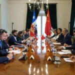Gabriel Boric Instagram - Con el fin de potenciar el intercambio económico y cultural de nuestro país con China, me reuní junto al ministro @AlbertoVanKlaveren y el Gobernador de la provincia de Sichuan, Huang Qiang. Así continuamos con el diálogo multilateral iniciado durante mi Visita de Estado a China en octubre pasado.