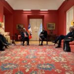Gabriel Boric Instagram - La reunión bianual de líderes del Sistema de las Naciones Unidas que tiene a Chile como sede, reafirma que el respeto por la democracia, los derechos humanos y la colaboración con otros países para superar problemas que son globales, nos transforma en un lugar de interés mundial para avanzar en la construcción de un mundo más justo. Muchas gracias @AntonioGuterres por tus palabras al visitar el Palacio de La Moneda. Desde aquí, seguimos trabajando en conjunto!