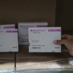 Gabriel Boric Instagram - Partimos el día con la ministra @XimenAguileraS y equipo del @ministeriosalud, recibiendo cargamento con 100 mil dosis del medicamento contra el virus sincicial, siendo nuestro país el primero de Latinoamérica en adquirirlo luego de pruebas exitosas durante el invierno en el hemisferio norte. Estas dosis estarán disponibles desde el mes de abril en todas las maternidades de Chile, para que niños y niñas lo reciban al momento de nacer y también estarán a disposición de las familias en vacunatorios, para que madres y padres de menores de 6 meses puedan contar con este medicamento de forma gratuita sin importar su previsión, como parte de la lógica de salud universal y como un derecho. Juntas y juntos podemos hacer de este invierno mucho mejor!