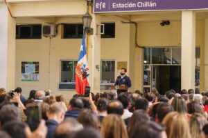 Gabriel Boric Instagram - Avanzamos con Trenes para Chile y hoy la celebración es doble, porque retomamos el tramo hasta Chillán y también volvemos con un servicio expreso y uno regular. Ambos disponibles para todos y todas desde mañana, jueves 18.

Los trenes son un orgullo para nuestro país y así como lo dijo en la actividad Scarlet Núñez, estudiante de Chillán que se moviliza en este medio de transporte, también significan más comodidad y calidad de vida.

Junto al Gobierno seguimos trabajando y recuperando trenes para Chile!