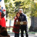 Gabriel Boric Instagram - La agricultura familiar campesina provee alimentos y también conserva lo más preciado del campo chileno: nuestra identidad. Desde Peralillo anunciamos nuevos recursos para enfrentar este invierno de mejor manera, comprar forraje y equipamiento con anticipación, mejorar canales, sistemas de riego y avanzar en defensas fluviales para evitar el desborde de ríos. Junto al ministro de Agricultura @estebanvalenzuelavt, seguimos trabajando.