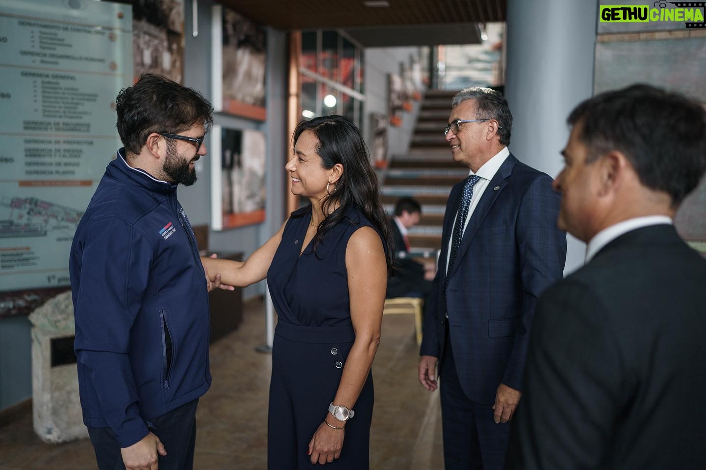 Gabriel Boric Instagram - Desde Los Andes sesionamos en un nuevo Gabinete Pro Crecimiento y Empleo junto a ministras y ministros, la delegada, @sofia.gonzco, el gobernador regional @rodrigomundaca2021 y representantes de empresas de la zona para revisar proyectos públicos y privados que son claves para la región, porque una de las prioridades del Gobierno, además de la seguridad ciudadana y social, es la recuperación de nuestra economía. En concreto, son 32 proyectos que esperamos destrabar en la Región de Valparaíso. Entre ellos, la optimización de la operación minera de Codelco Andina, el Hospital Provincial de Marga Marga, la reposición de los Cesfam en Putaendo y El Quisco, el Servicio Médico Legal en Quillota - La Calera, entre otros. También revisamos proyectos de infraestructura en educación, transporte y vivienda. Los índices positivos que hemos conocido en las últimas semanas, reafirman que el trabajo serio y responsable trae buenos resultados y este gabinete también es parte de ese trabajo y estoy seguro que Chile va a seguir creciendo más y mejor este 2024.