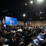 Gabriel Boric Instagram - Un mejor futuro para Chile se construye con los municipios, por eso hoy asistí a la Asamblea de @achmchile que año a año reúne a alcaldes y alcaldesas del país. Sé que junto a la subsecretaria @FranPeralesF revisaron los enormes desafíos que tiene la descentralización, trabajo que se verá fortalecido con una gran noticia: el viernes 12 de abril se iniciará la transferencia de más de 93 mil 600 millones de pesos a 307 comunas a lo largo y ancho de Chile por la nueva Ley de Royalty Minero. En cuanto a seguridad, en 2023 aumentamos en un 65% los montos asignados y este 2024 continuaremos con una inversión de más 15 mil millones de pesos que permitirá llegar con financiamiento a todas las municipalidades del país. Gracias por su enorme trabajo y por priorizar en todo momento la calidad de vida de sus vecinas y vecinos. Chile avanza con ustedes!