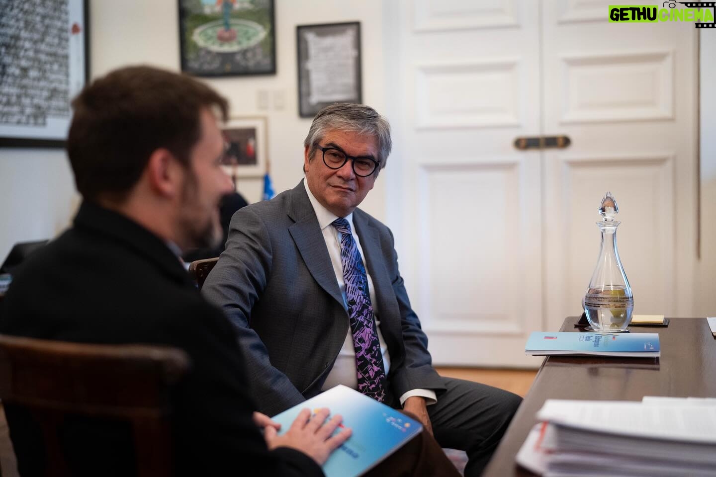 Gabriel Boric Instagram - Hoy junto al ministro Mario Marcel y @Diego.Pardow revisamos los lineamientos del Plan de Acción de Hidrógeno Verde 2023-2030, clave para las decisiones de inversión que se realizarán en el país durante esta década. Tenemos una gran oportunidad para ser líderes en esta industria de manera sostenible, con investigación científica y nuevos empleos de calidad. Avanzamos!