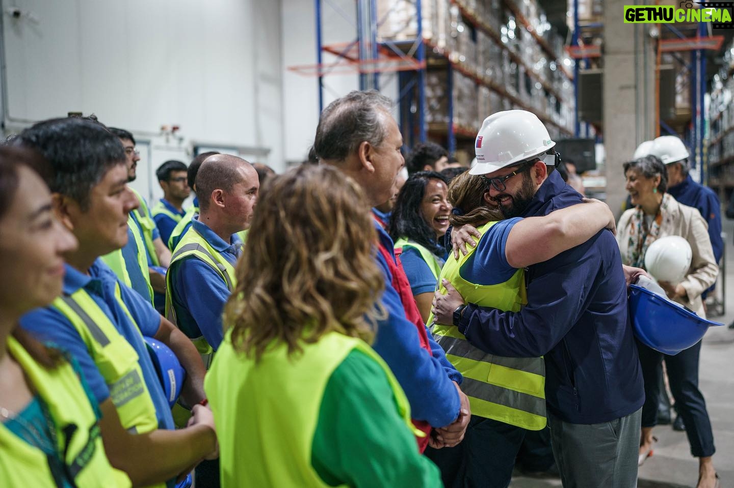 Gabriel Boric Instagram - Partimos el día con la ministra @XimenAguileraS y equipo del @ministeriosalud, recibiendo cargamento con 100 mil dosis del medicamento contra el virus sincicial, siendo nuestro país el primero de Latinoamérica en adquirirlo luego de pruebas exitosas durante el invierno en el hemisferio norte. Estas dosis estarán disponibles desde el mes de abril en todas las maternidades de Chile, para que niños y niñas lo reciban al momento de nacer y también estarán a disposición de las familias en vacunatorios, para que madres y padres de menores de 6 meses puedan contar con este medicamento de forma gratuita sin importar su previsión, como parte de la lógica de salud universal y como un derecho. Juntas y juntos podemos hacer de este invierno mucho mejor!
