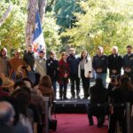 Gabriel Boric Instagram - La agricultura familiar campesina provee alimentos y también conserva lo más preciado del campo chileno: nuestra identidad. Desde Peralillo anunciamos nuevos recursos para enfrentar este invierno de mejor manera, comprar forraje y equipamiento con anticipación, mejorar canales, sistemas de riego y avanzar en defensas fluviales para evitar el desborde de ríos. Junto al ministro de Agricultura @estebanvalenzuelavt, seguimos trabajando.