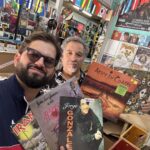 Gabriel Boric Instagram - Después de participar del día del deporte pasé donde mi socio @vinilosbrieba2 en el Barrio Yungay a buscar algo de música. Que tengan un lindo fin de semana, un abrazo!