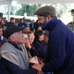 Gabriel Boric Instagram - La agricultura familiar campesina provee alimentos y también conserva lo más preciado del campo chileno: nuestra identidad. Desde Peralillo anunciamos nuevos recursos para enfrentar este invierno de mejor manera, comprar forraje y equipamiento con anticipación, mejorar canales, sistemas de riego y avanzar en defensas fluviales para evitar el desborde de ríos. Junto al ministro de Agricultura @estebanvalenzuelavt, seguimos trabajando.