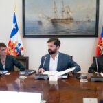 Gabriel Boric Instagram - Comenzamos con la promulgación de la Ley Marco de Ciberseguridad y minutos después, en una nueva sesión del Gabinete Pro Seguridad, revisamos la situación en las cárceles del país para trabajar en: ✅ Inhibición de señal telefónica para evitar estafas y contacto con el exterior. ✅ Agilizar la tramitación del proyecto de ley de expulsiones. ✅ Mejorar los procesos de reinserción social. Avanzamos por la seguridad de las familias de Chile.