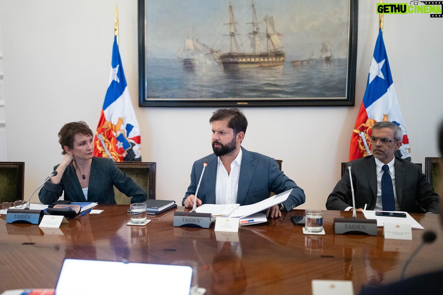 Gabriel Boric Instagram - Comenzamos con la promulgación de la Ley Marco de Ciberseguridad y minutos después, en una nueva sesión del Gabinete Pro Seguridad, revisamos la situación en las cárceles del país para trabajar en: ✅ Inhibición de señal telefónica para evitar estafas y contacto con el exterior. ✅ Agilizar la tramitación del proyecto de ley de expulsiones. ✅ Mejorar los procesos de reinserción social. Avanzamos por la seguridad de las familias de Chile.