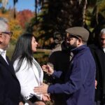 Gabriel Boric Instagram - La agricultura familiar campesina provee alimentos y también conserva lo más preciado del campo chileno: nuestra identidad. Desde Peralillo anunciamos nuevos recursos para enfrentar este invierno de mejor manera, comprar forraje y equipamiento con anticipación, mejorar canales, sistemas de riego y avanzar en defensas fluviales para evitar el desborde de ríos. Junto al ministro de Agricultura @estebanvalenzuelavt, seguimos trabajando.