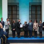 Gabriel Boric Instagram - Agradezco al Comité Estratégico transversal que participó en la elaboración del Plan de Acción de Hidrógeno Verde que hoy se nos entrega. Iniciativas como éstas representan lo mejor de nosotros. Este trabajo consta de 81 acciones que buscan crear las mejores condiciones para el desarrollo de esta industria, definir mejor los estándares ambientales, sociales y laborales, y entregar señales claras a la inversión. Este plan se construyó de manera participativa escuchando la voz de más de mil personas del sector público, privado, sociedad civil y la academia. Es una demostración palmaria que Chile se construye entre todos y todas. Es una política de Estado con visor de largo plazo y ojalá, como bien recordaba la presidenta Bachelet, este espíritu sea contagioso en otras materias como seguridad y pensiones.