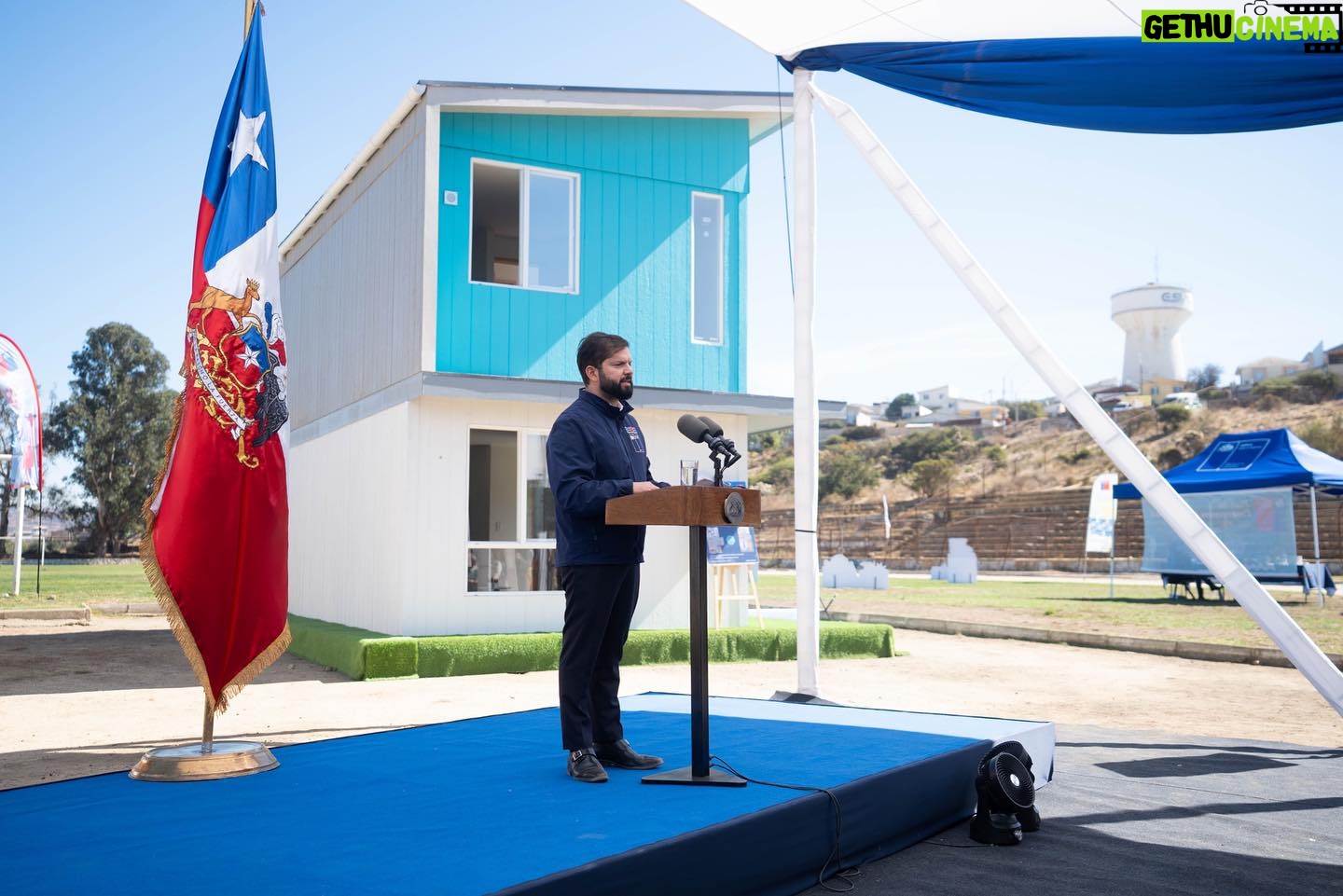 Gabriel Boric Instagram - En Quilpué inauguramos la muestra de viviendas industrializadas de @minvuchile para las personas afectadas por los incendios en la región de Valparaíso. Seguimos ocupados y presentes en la reconstrucción de viviendas, espacios públicos y atención necesaria para las familias afectadas.
