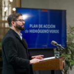 Gabriel Boric Instagram - Agradezco al Comité Estratégico transversal que participó en la elaboración del Plan de Acción de Hidrógeno Verde que hoy se nos entrega. Iniciativas como éstas representan lo mejor de nosotros. Este trabajo consta de 81 acciones que buscan crear las mejores condiciones para el desarrollo de esta industria, definir mejor los estándares ambientales, sociales y laborales, y entregar señales claras a la inversión. Este plan se construyó de manera participativa escuchando la voz de más de mil personas del sector público, privado, sociedad civil y la academia. Es una demostración palmaria que Chile se construye entre todos y todas. Es una política de Estado con visor de largo plazo y ojalá, como bien recordaba la presidenta Bachelet, este espíritu sea contagioso en otras materias como seguridad y pensiones.