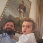 Gabriel Boric Instagram - Hoy al almuerzo me vino a visitar mi amado sobrino León 🦁 y estuvimos conversando con él y Bernardo sobre la historia de nuestro querido Chile y el mañana esperanzador que tenemos por delante. Habrá que poner más pasión, más cariño, para hacer cada vez más grande a Chile, y cada vez más justa la vida en nuestra patria. Seguimos firmes!