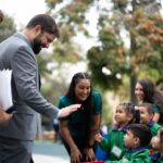 Gabriel Boric Instagram - Hoy inauguré la zona de juegos renovada del Parque Portales en Santiago junto a Sofía, vecina del Barrio Yungay, la ministra @Carolina_Toha y la alcaldesa @IracixStgo. Con este hito damos cuenta del trabajo multisectorial que estamos realizando, en el combate a la delincuencia, en el trabajo de la persecución de delitos y también en la inversión para prevenir con deporte, educación, cultura y recuperación de espacios públicos. Una de las maneras de ganarle a la delincuencia es que las familias vuelvan a los parques y plazas, que haya más comunidad y cohesión social. En esto, seguimos trabajando.