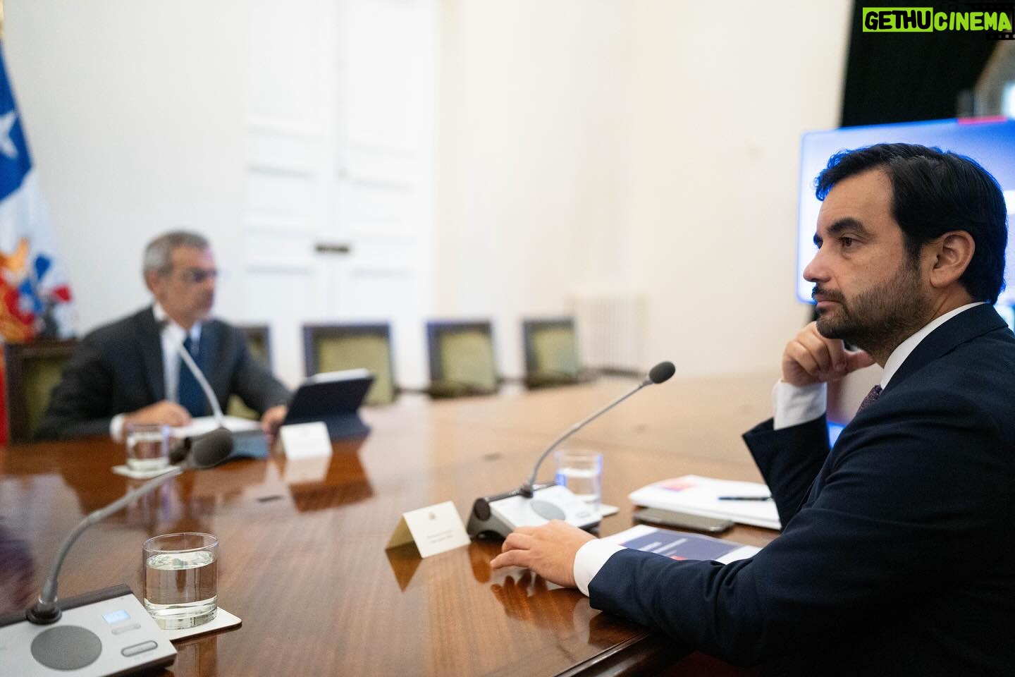 Gabriel Boric Instagram - Comenzamos con la promulgación de la Ley Marco de Ciberseguridad y minutos después, en una nueva sesión del Gabinete Pro Seguridad, revisamos la situación en las cárceles del país para trabajar en: ✅ Inhibición de señal telefónica para evitar estafas y contacto con el exterior. ✅ Agilizar la tramitación del proyecto de ley de expulsiones. ✅ Mejorar los procesos de reinserción social. Avanzamos por la seguridad de las familias de Chile.