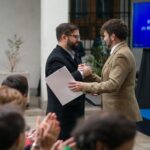 Gabriel Boric Instagram - Agradezco al Comité Estratégico transversal que participó en la elaboración del Plan de Acción de Hidrógeno Verde que hoy se nos entrega. Iniciativas como éstas representan lo mejor de nosotros. Este trabajo consta de 81 acciones que buscan crear las mejores condiciones para el desarrollo de esta industria, definir mejor los estándares ambientales, sociales y laborales, y entregar señales claras a la inversión. Este plan se construyó de manera participativa escuchando la voz de más de mil personas del sector público, privado, sociedad civil y la academia. Es una demostración palmaria que Chile se construye entre todos y todas. Es una política de Estado con visor de largo plazo y ojalá, como bien recordaba la presidenta Bachelet, este espíritu sea contagioso en otras materias como seguridad y pensiones.