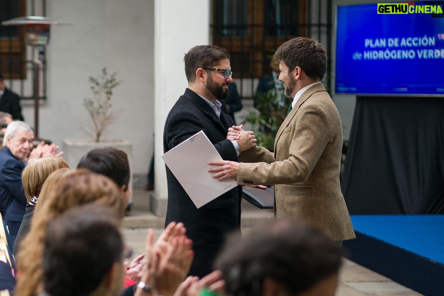 Gabriel Boric Instagram - Agradezco al Comité Estratégico transversal que participó en la elaboración del Plan de Acción de Hidrógeno Verde que hoy se nos entrega. Iniciativas como éstas representan lo mejor de nosotros. Este trabajo consta de 81 acciones que buscan crear las mejores condiciones para el desarrollo de esta industria, definir mejor los estándares ambientales, sociales y laborales, y entregar señales claras a la inversión. Este plan se construyó de manera participativa escuchando la voz de más de mil personas del sector público, privado, sociedad civil y la academia. Es una demostración palmaria que Chile se construye entre todos y todas. Es una política de Estado con visor de largo plazo y ojalá, como bien recordaba la presidenta Bachelet, este espíritu sea contagioso en otras materias como seguridad y pensiones.