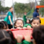 Gabriel Boric Instagram - Hoy inauguré la zona de juegos renovada del Parque Portales en Santiago junto a Sofía, vecina del Barrio Yungay, la ministra @Carolina_Toha y la alcaldesa @IracixStgo. Con este hito damos cuenta del trabajo multisectorial que estamos realizando, en el combate a la delincuencia, en el trabajo de la persecución de delitos y también en la inversión para prevenir con deporte, educación, cultura y recuperación de espacios públicos. Una de las maneras de ganarle a la delincuencia es que las familias vuelvan a los parques y plazas, que haya más comunidad y cohesión social. En esto, seguimos trabajando.