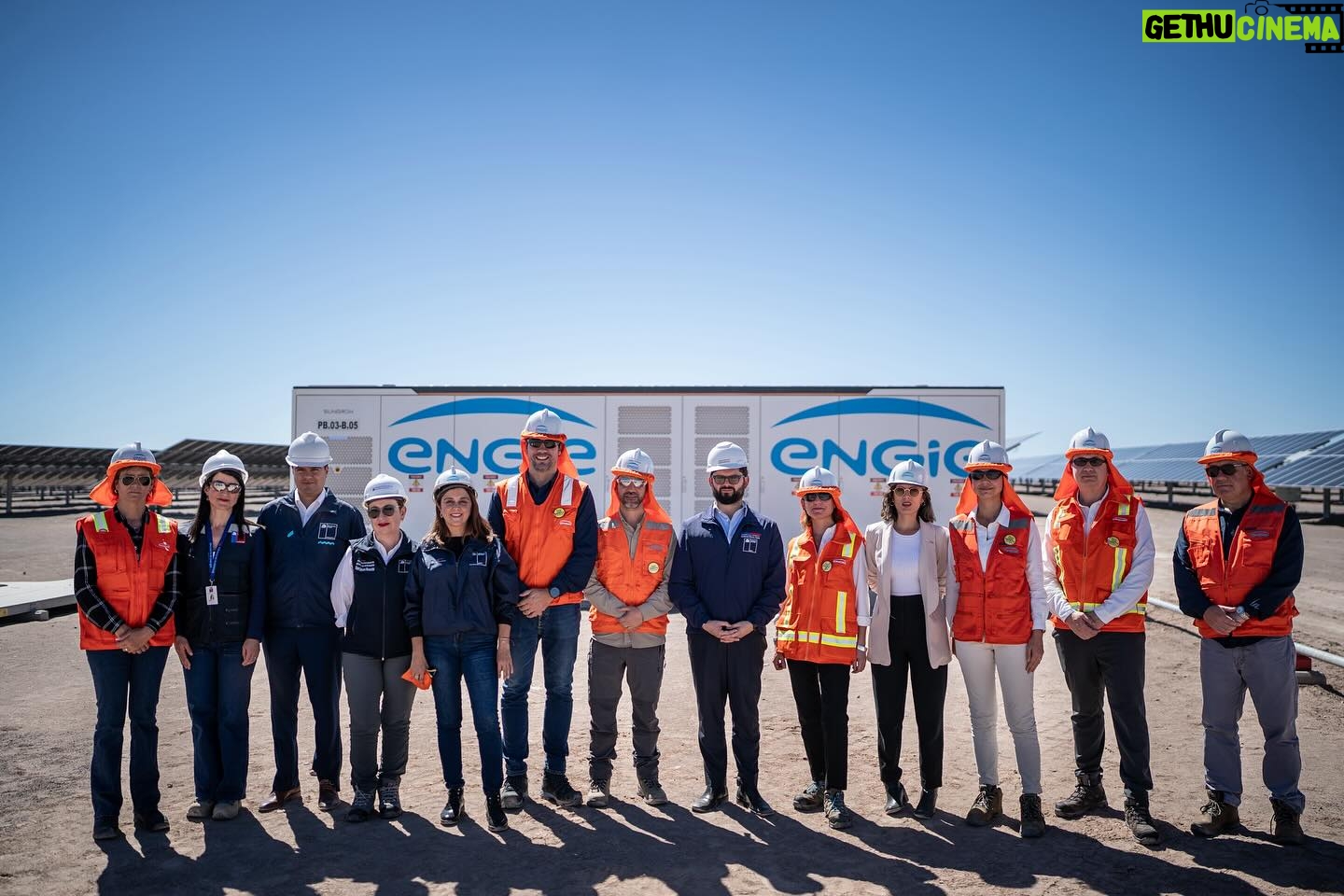 Gabriel Boric Instagram - Inauguramos Bess Coya de Engie Chile, el parque de almacenamiento de energía renovable más grande de América Latina, un proyecto que me da mucha alegría porque nos habla de cómo avanzamos en descarbonización y los desafíos de la crisis climática, tarea que como Gobierno hemos asumido con profunda convicción. Que este parque sea un recordatorio constante de que cuando trabajamos juntos un futuro mejor nos aguarda.