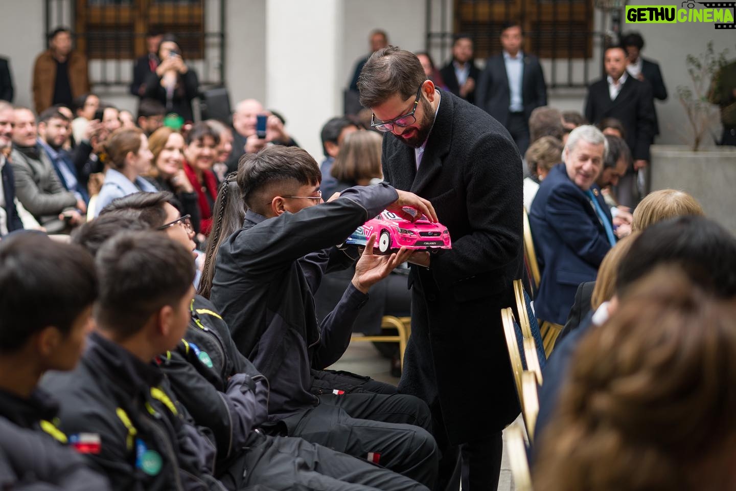Gabriel Boric Instagram - Agradezco al Comité Estratégico transversal que participó en la elaboración del Plan de Acción de Hidrógeno Verde que hoy se nos entrega. Iniciativas como éstas representan lo mejor de nosotros. Este trabajo consta de 81 acciones que buscan crear las mejores condiciones para el desarrollo de esta industria, definir mejor los estándares ambientales, sociales y laborales, y entregar señales claras a la inversión. Este plan se construyó de manera participativa escuchando la voz de más de mil personas del sector público, privado, sociedad civil y la academia. Es una demostración palmaria que Chile se construye entre todos y todas. Es una política de Estado con visor de largo plazo y ojalá, como bien recordaba la presidenta Bachelet, este espíritu sea contagioso en otras materias como seguridad y pensiones.