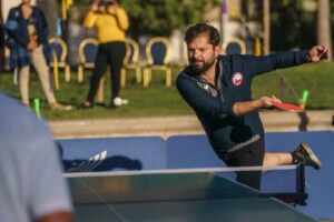 Gabriel Boric Instagram - Todos a hacer deporte hoy! En www.diadeldeporte.cl pueden encontrar actividades en todo Chile. Hagamos de este día una fiesta popular y ocupemos nuestros espacios públicos!

Seguimos!