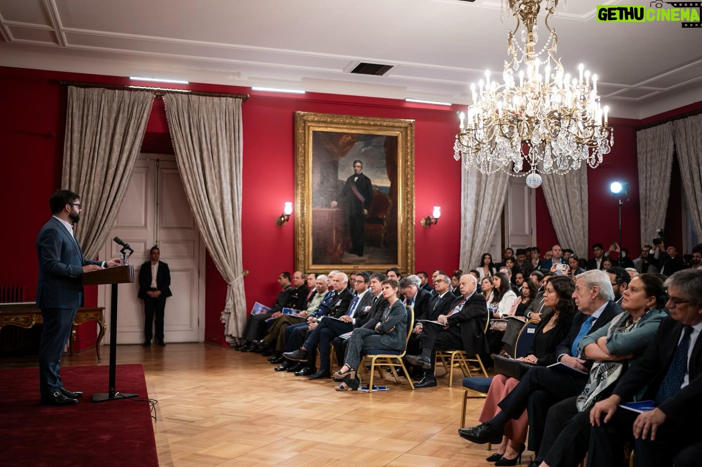 Gabriel Boric Instagram - Hoy Chile avanza un paso más en la urgente tarea de proteger los derechos digitales de las personas: Promulgamos la Ley Marco de Ciberseguridad, fruto de un consenso en ambas cámaras del Congreso Nacional. Con esta ley, mediante la Agencia Nacional de Ciberseguridad, se regulará a servicios públicos y privados para prevenir y resolver incidentes en el ciberespacio. Con estas medidas, Chile se convertirá en el primer país de América Latina y el Caribe en tener una Agencia Nacional de Ciberseguridad y un marco regulatorio de vanguardia en este campo. Hagámonos cargo con unidad de los desafíos de nuestro tiempo para forjar una comunidad que use la tecnología de manera responsable, en su propio beneficio y en el beneficio general en pos de un bien común.