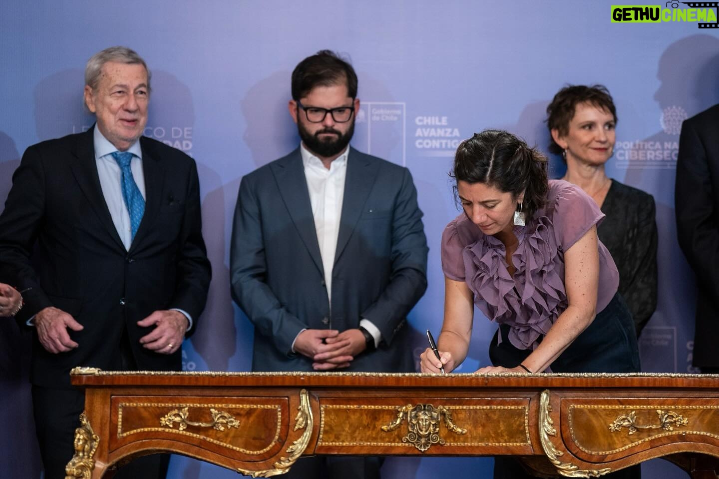 Gabriel Boric Instagram - Hoy Chile avanza un paso más en la urgente tarea de proteger los derechos digitales de las personas: Promulgamos la Ley Marco de Ciberseguridad, fruto de un consenso en ambas cámaras del Congreso Nacional. Con esta ley, mediante la Agencia Nacional de Ciberseguridad, se regulará a servicios públicos y privados para prevenir y resolver incidentes en el ciberespacio. Con estas medidas, Chile se convertirá en el primer país de América Latina y el Caribe en tener una Agencia Nacional de Ciberseguridad y un marco regulatorio de vanguardia en este campo. Hagámonos cargo con unidad de los desafíos de nuestro tiempo para forjar una comunidad que use la tecnología de manera responsable, en su propio beneficio y en el beneficio general en pos de un bien común.