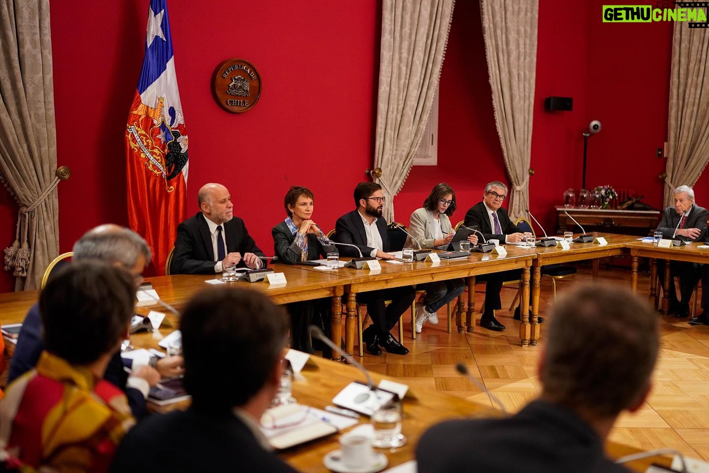 Gabriel Boric Instagram - Iniciamos este viernes con un nuevo Consejo de Gabinete junto a ministras y ministros de Gobierno. Esta semana hemos tenido muy buenas noticias económicas. Se logró reducir la inflación desde 14% a menos de 4%, sin caer en recesión. Además, la economía está creciendo desde mediados de 2023, es decir, llevamos nueve meses creciendo. Y esta expansión continuará durante 2024 donde el mercado del trabajo seguirá recuperándose. Las buenas noticias no pueden llevar a complacencia ni espejismos. Las buenas cifras se consolidan cuando llegan a las familias, para eso seguimos trabajando!