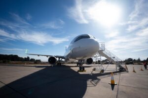 Gabriel Boric Instagram - Desde la cumbre del cerro Torquemada, anunciamos el proyecto para el nuevo Aeropuerto en la Región de Valparaíso. Con esta obra impulsamos el desarrollo de la región, fortaleciendo su economía, turismo y el trabajo de emprendedoras como la señora Daisy con su emprendimiento gastronómico.

Avanzamos beneficiando el desarrollo de las regiones y el bienestar de las familias de nuestro país.