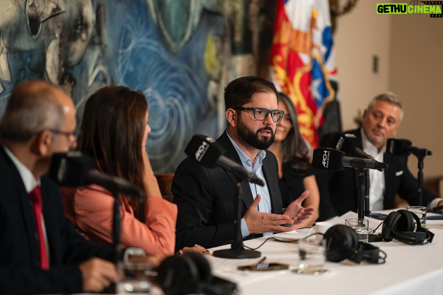 Gabriel Boric Instagram - En el marco de la Cumbre de Libertad de Prensa, tuve una entrevista con más de 500 radios de @SomosARCHI en La Moneda para conversar respecto a diversos temas como seguridad, crecimiento económico y justicia social. Muchas gracias @VerFrancom, Angélica Bulnes, @JuMastorga y Cristian Gálvez por este espacio y por conectar e informar diariamente a miles de chilenas y chilenos a lo largo de Chile!