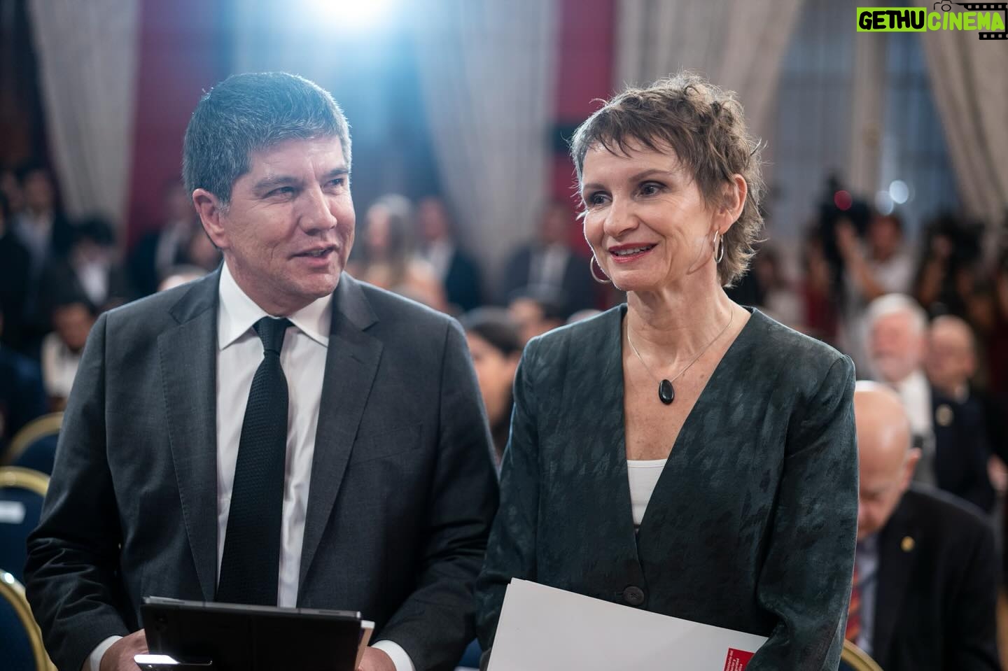 Gabriel Boric Instagram - Hoy Chile avanza un paso más en la urgente tarea de proteger los derechos digitales de las personas: Promulgamos la Ley Marco de Ciberseguridad, fruto de un consenso en ambas cámaras del Congreso Nacional. Con esta ley, mediante la Agencia Nacional de Ciberseguridad, se regulará a servicios públicos y privados para prevenir y resolver incidentes en el ciberespacio. Con estas medidas, Chile se convertirá en el primer país de América Latina y el Caribe en tener una Agencia Nacional de Ciberseguridad y un marco regulatorio de vanguardia en este campo. Hagámonos cargo con unidad de los desafíos de nuestro tiempo para forjar una comunidad que use la tecnología de manera responsable, en su propio beneficio y en el beneficio general en pos de un bien común.